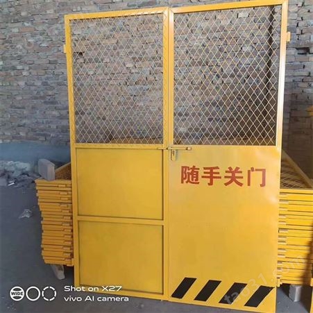 衡水聚力供应 电梯防护门 黄色大板施工电梯门 蓝色工地人货电梯安全门 可定制